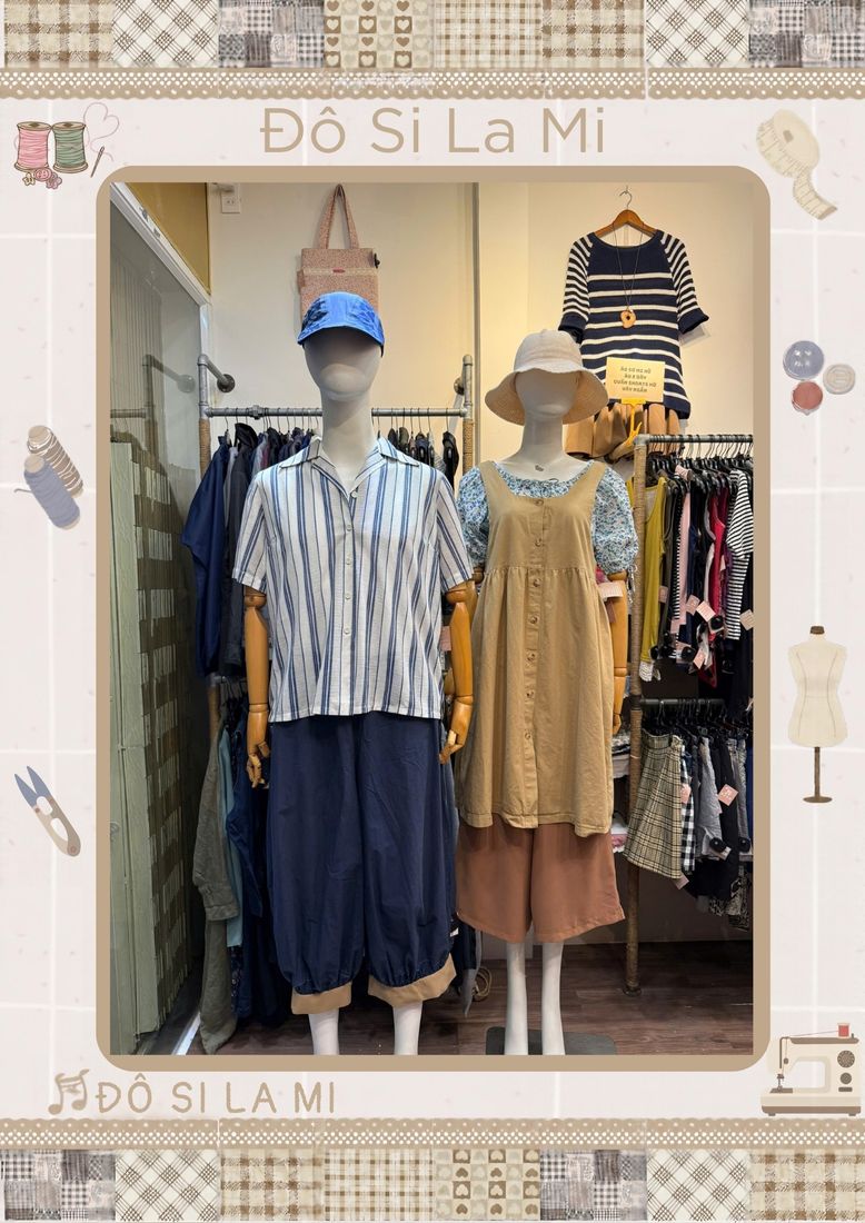 Trái: áo sơ mi sọc xanh trắng phối quần lửng xanh navy; Phải: yếm kaki phối áo sọc, mũ bucket