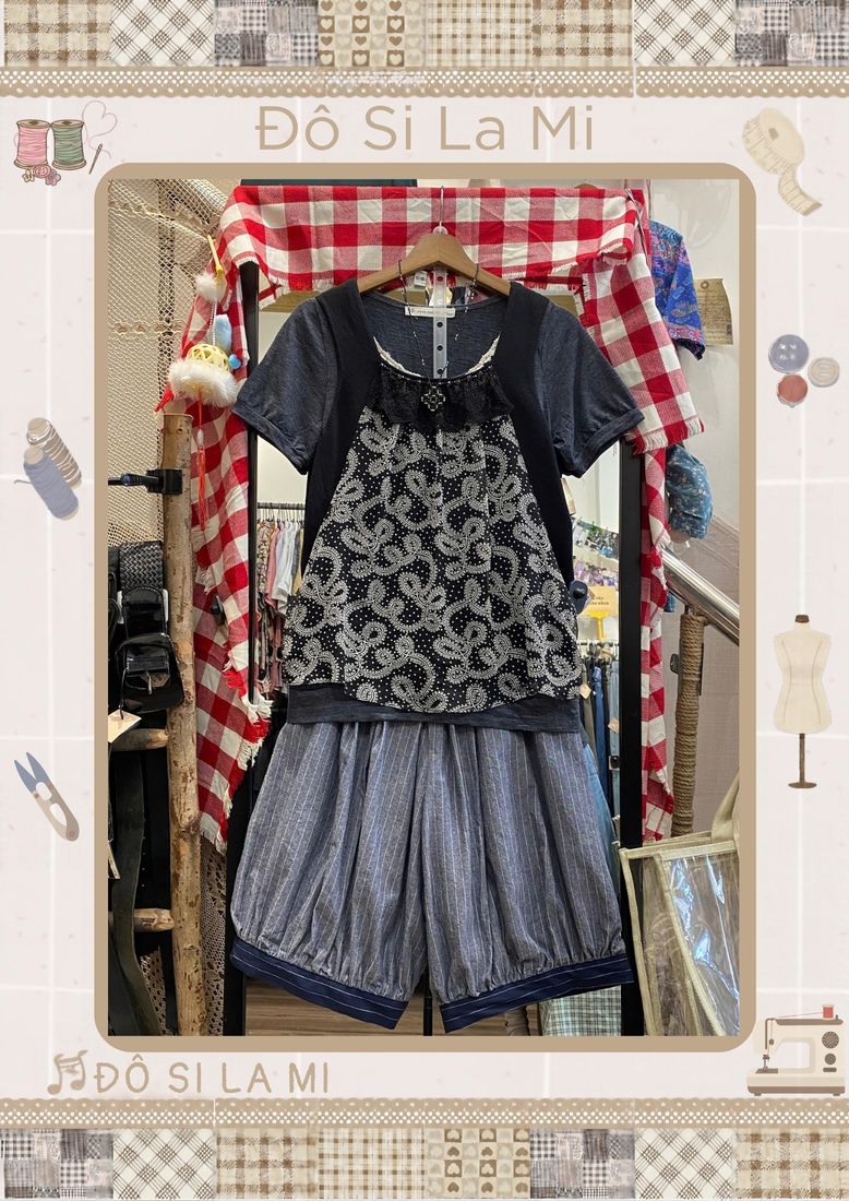 Áo hai dây họa tiết paisley đen trắng phối áo cardigan navy và quần short jean xanh nhạt